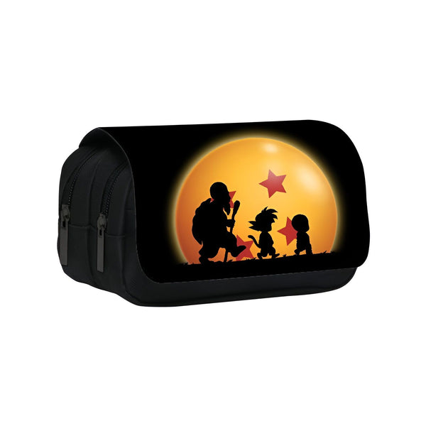 Une trousse d'école noire avec une image de Goku, Gohan et Krilin marchant devant une pleine lune jaune avec des étoiles rouges.,TR-9503667232