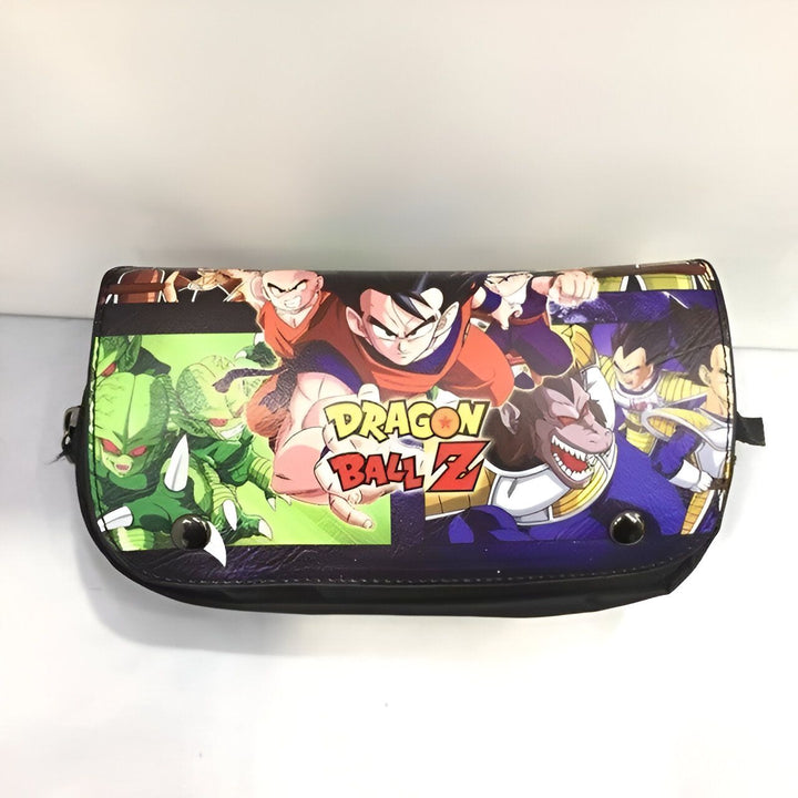 L'image représente une trousse scolaire Dragon Ball Z. La trousse est de couleur noire avec des images de Goku, Vegeta, Piccolo et Gohan.,TR-7594576004