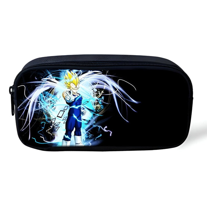 Une trousse noire avec une image de Vegeta, un personnage de Dragon Ball Z. Vegeta est un Saiyan, une race extraterrestre guerrière. Il est le prince de la planète Vegeta et le rival de Goku, le protagoniste de la série. Vegeta est un personnage complexe et intéressant, qui a évolué au cours de la série. Il est passé d'un méchant impitoyable à un allié précieux de Goku.,TR-2834318298