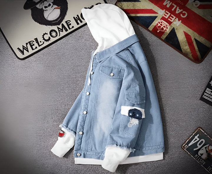 Une veste en jean bleue avec une capuche blanche. La veste est déchirée au niveau des coudes et comporte des écussons sur les manches.,VE-9121862508,VE-1142288668,VE-7943590635,VE-8064169577,VE-3994442206,VE-9560603450