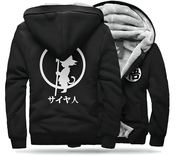Une image d'un sweat à capuche noir avec une doublure en fourrure blanche. Le sweat à capuche a une image de Son Goku, un personnage de la série animée Dragon Ball Z. Le texte en japonais sur le sweat à capuche signifie "Saiyan", qui est le nom de la race de Goku.,VE-4082443002,VE-7862410629,VE-4186575665,VE-7071908478,VE-8893276739,VE-6611857516,VE-2858895015,VE-6943832999