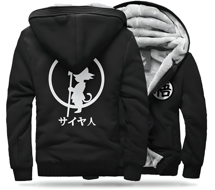 Une image d'un sweat à capuche noir avec une doublure en fourrure blanche. Le sweat à capuche a une image de Son Goku, un personnage de la série animée Dragon Ball Z. Le texte en japonais sur le sweat à capuche signifie "Saiyan", qui est le nom de la race de Goku.,VE-4082443002,VE-7862410629,VE-4186575665,VE-7071908478,VE-8893276739,VE-6611857516,VE-2858895015,VE-6943832999